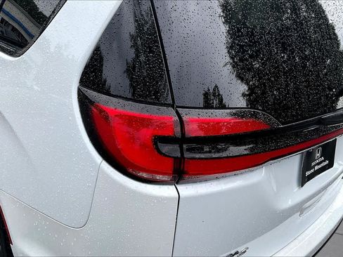 Used 2024 Chrysler Pacifica Premium FWD image 29