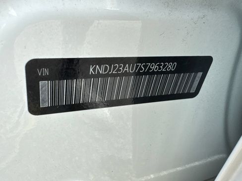 Used 2025 Kia Soul LX w/ LX Technology Package FWD image 31