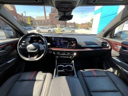 Used 2025 Chevrolet Traverse RS image 36