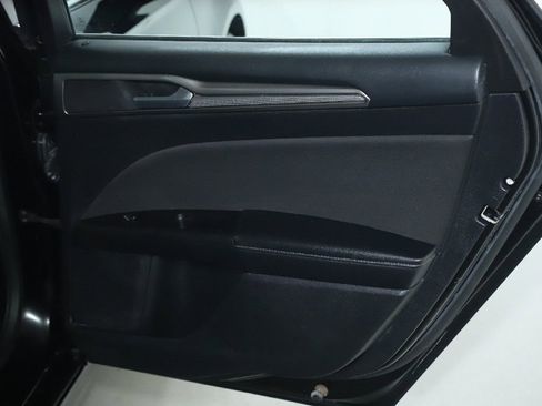 Used 2017 Ford Fusion SE w/ Fusion SE Technology Package image 29