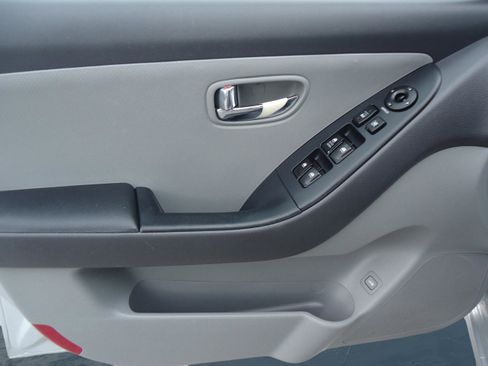 Used 2010 Hyundai Elantra GLS FWD image 18