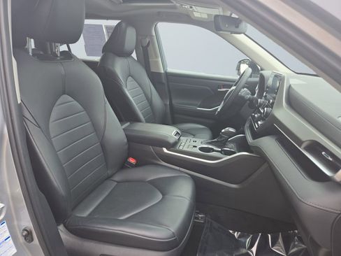 Used 2021 Toyota Highlander XLE image 15