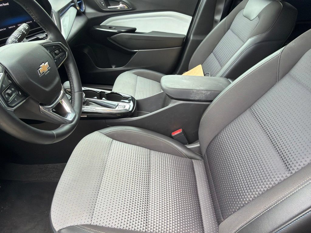 Used 2025 Chevrolet Trax LT w/ LT Convenience Package FWD image 3