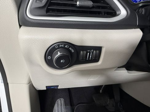 Used 2024 Chrysler Pacifica Touring-L FWD image 25
