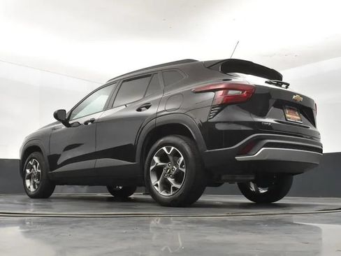 Used 2025 Chevrolet Trax LT w/ LT Convenience Package FWD image 12