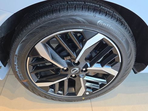 Used 2025 Nissan Versa SR w/ Trunk Package image 11