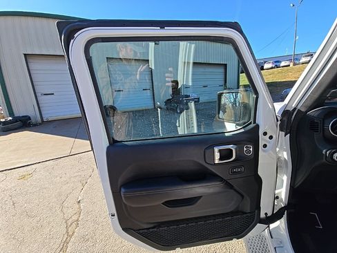 Used 2018 Jeep Wrangler Unlimited Sahara image 20