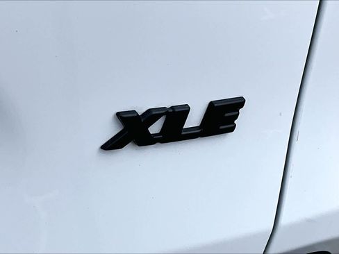 Used 2021 Toyota RAV4 XLE w/ Carpet Mat Package (TMS) FWD image 9
