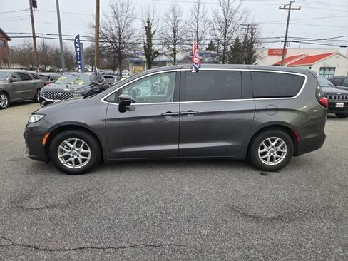 Used 2023 Chrysler Pacifica Touring-L image 5