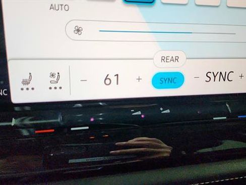 Used 2025 Volkswagen Atlas SE FWD image 18