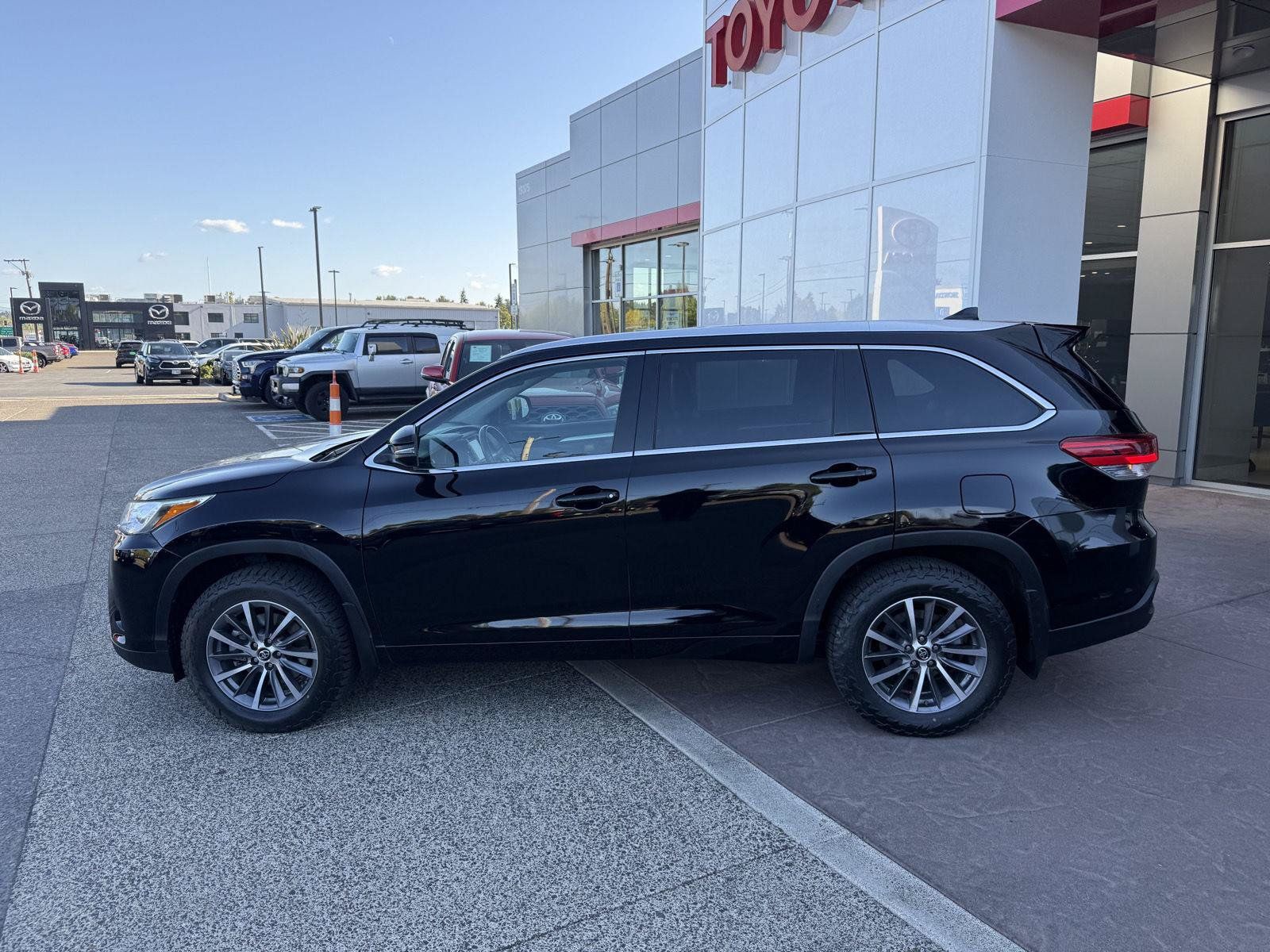 Used 2018 Toyota Highlander XLE AWD/4WD image 3