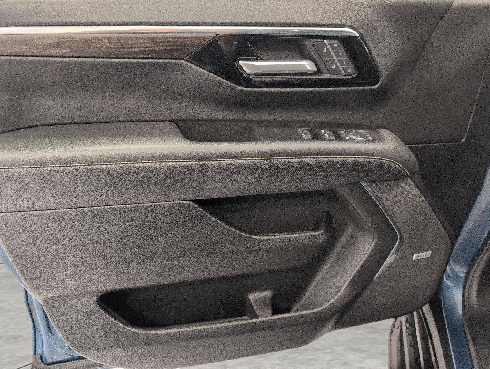 Used 2025 Chevrolet Suburban Premier AWD/4WD image 26