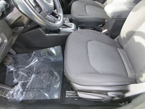 Used 2018 Jeep Renegade Altitude image 20