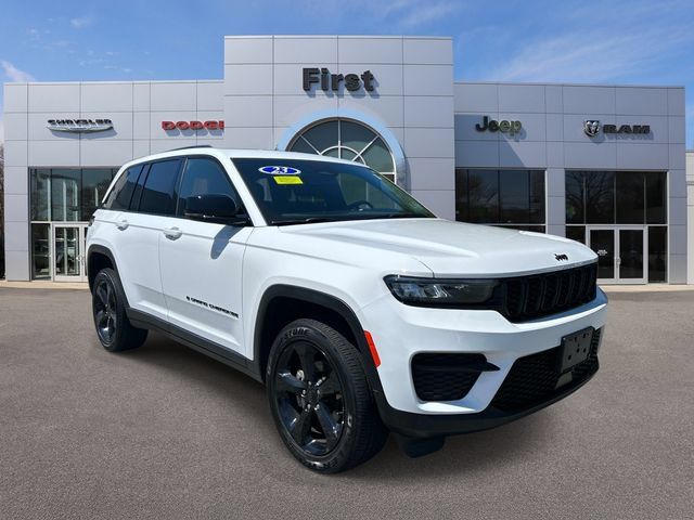 Used 2023 Jeep Grand Cherokee Altitude AWD/4WD image 1