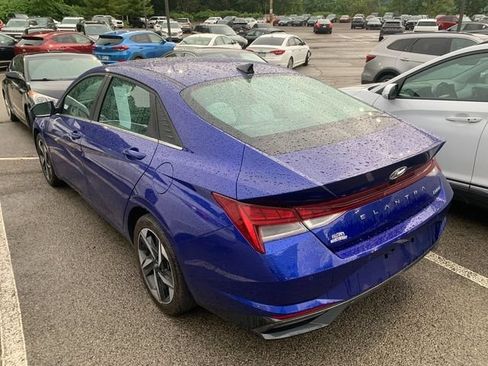 Used 2023 Hyundai Elantra Limited w/ Preferred Accessory Package FWD image 2