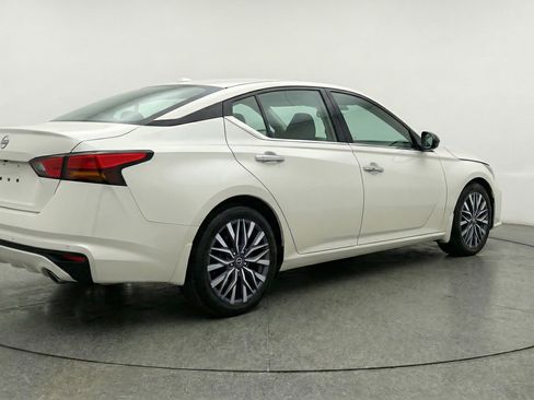 Used 2025 Nissan Altima 2.5 SV FWD image 9