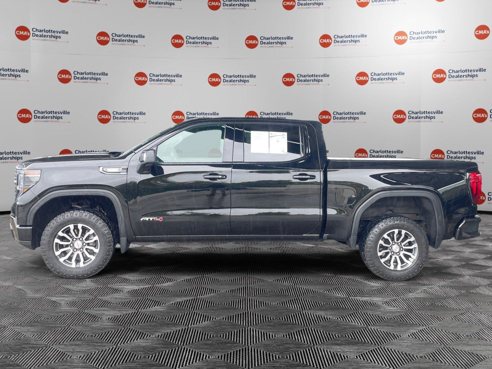 Used 2023 GMC Sierra 1500 AT4 w/ Technology Package AWD/4WD image 2