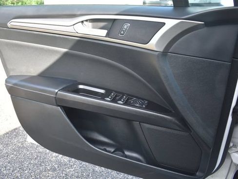 Used 2017 Ford Fusion SE FWD image 31