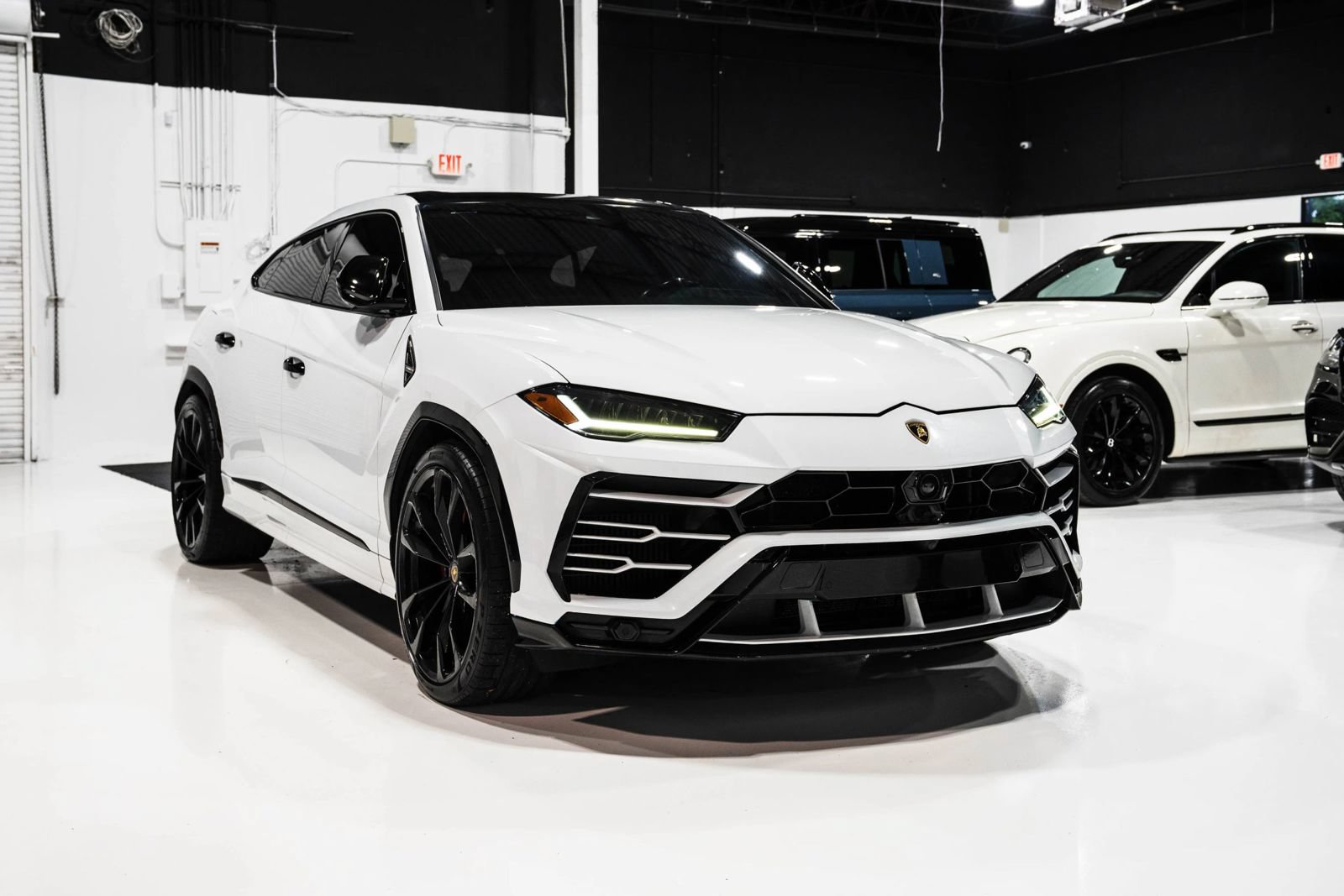 Used 2022 Lamborghini Urus AWD/4WD image 2