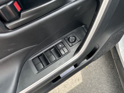 Used 2025 Toyota RAV4 LE AWD/4WD image 12