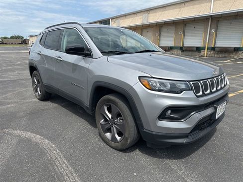 Used 2022 Jeep Compass Latitude AWD/4WD image 3
