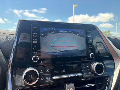Used 2022 Toyota Highlander L FWD image 15