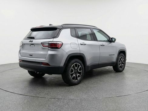 Used 2025 Jeep Compass Trailhawk AWD/4WD image 7