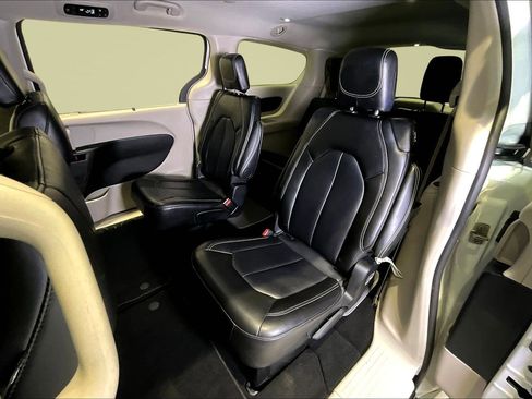 Used 2024 Chrysler Pacifica Touring-L image 22