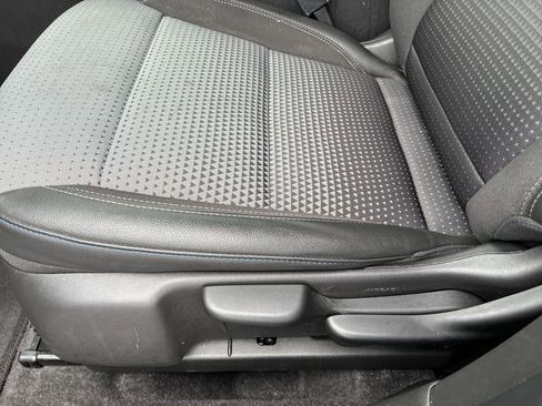 Used 2025 Chevrolet Trax LT w/ LT Convenience Package image 12