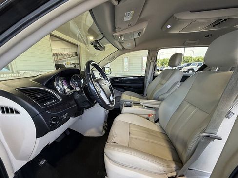 Used 2015 Chrysler Town & Country Touring w/ Driver Convenience Group FWD image 11