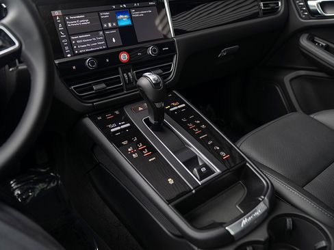 Certified 2026 Porsche Macan AWD/4WD image 13