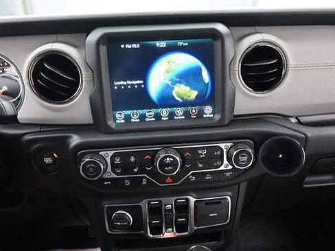 Used 2023 Jeep Gladiator Overland AWD/4WD image 10