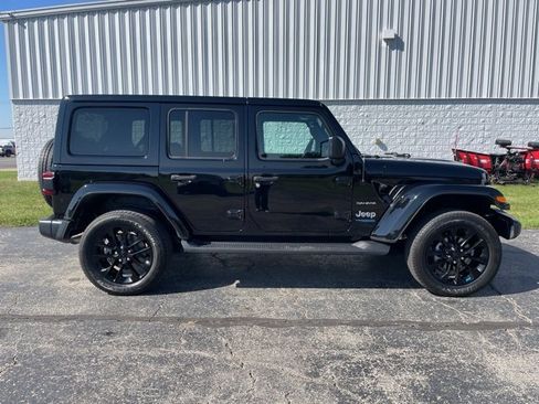 Used 2022 Jeep Wrangler Unlimited Sahara w/ Cold Weather Group image 16