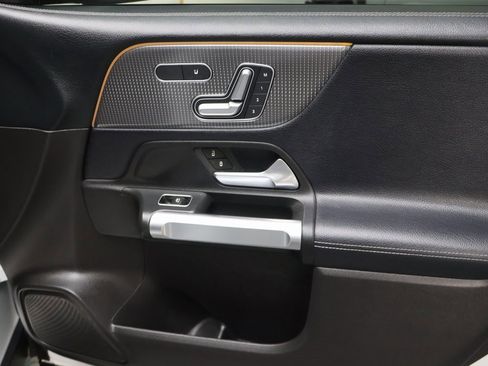 Used 2020 Mercedes-Benz GLB 250 GLB 250 w/ Premium Package image 12