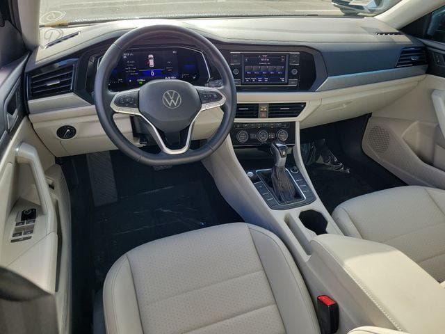 Certified 2023 Volkswagen Jetta SE w/ Panoramic Sunroof Package FWD image 12