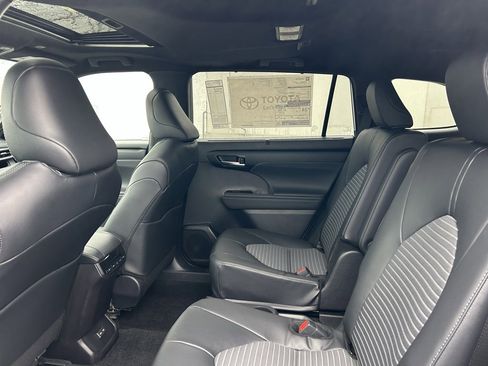 New 2026 Toyota Highlander XSE image 12