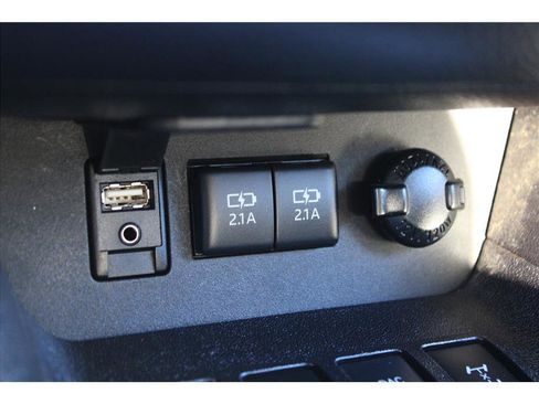 Used 2017 Toyota Highlander SE image 27