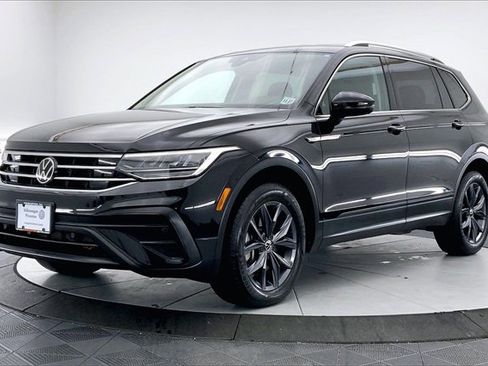 Used 2023 Volkswagen Tiguan SE image 2