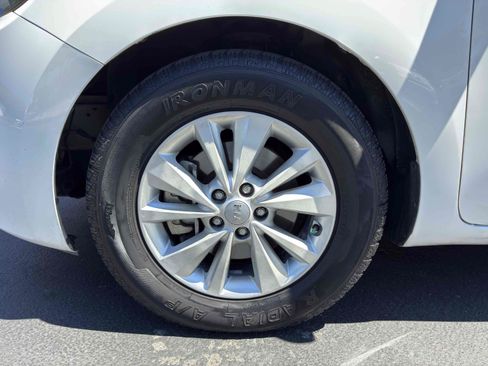 Used 2015 Kia Sedona LX w/ LX Convenience Package FWD image 11
