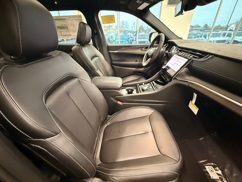 New 2025 Jeep Grand Cherokee Limited image 11