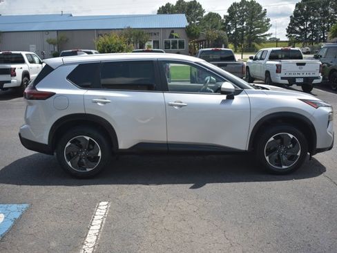 Used 2024 Nissan Rogue SV FWD image 4