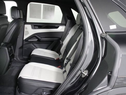 Used 2025 Porsche Cayenne S image 33