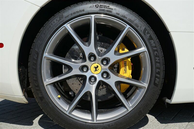 Used 2014 Ferrari California RWD image 28