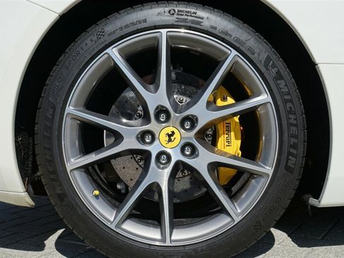 Used 2014 Ferrari California RWD image 28