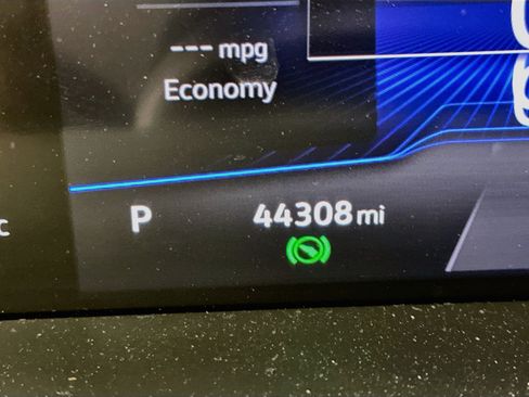 Used 2025 Volkswagen Jetta SE FWD image 19