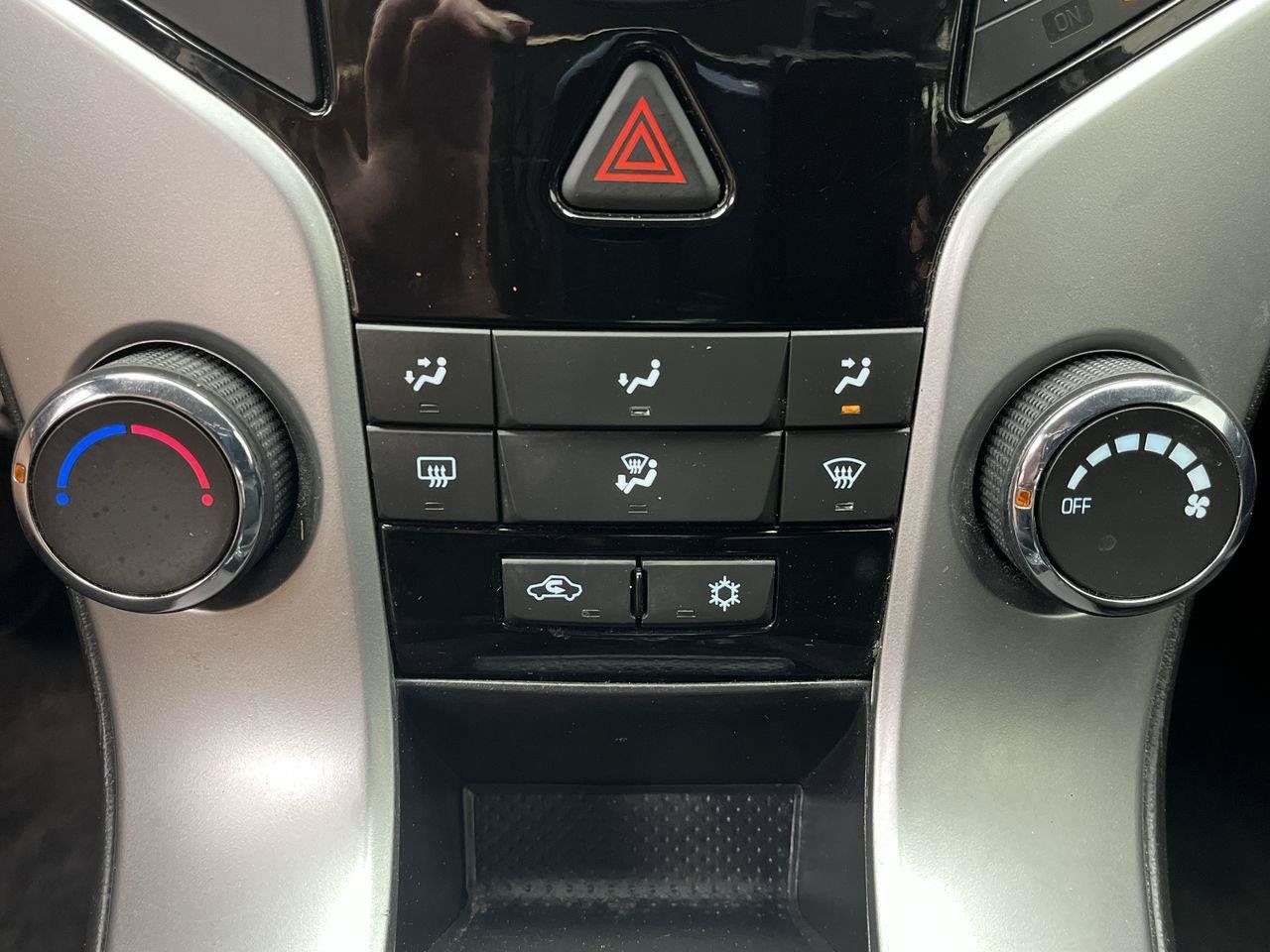 Used 2016 Chevrolet Cruze LT w/ Technology Package FWD image 17