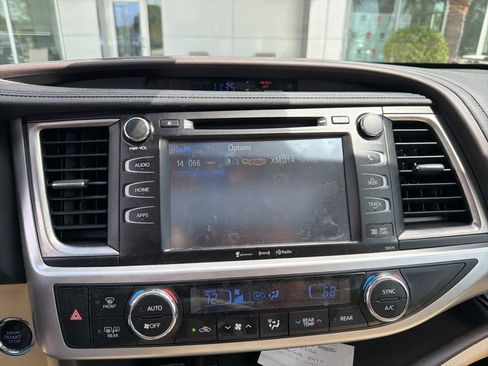 Used 2017 Toyota Highlander XLE image 6