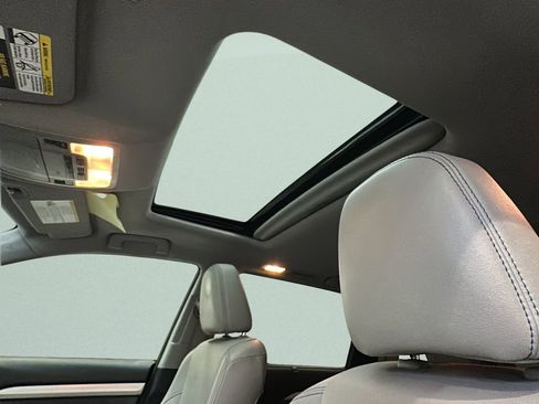 Used 2018 Toyota Highlander XLE w/ Carpet Mat Package (TMS) image 11