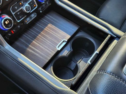 Used 2021 GMC Yukon Denali w/ Denali Premium Package image 27