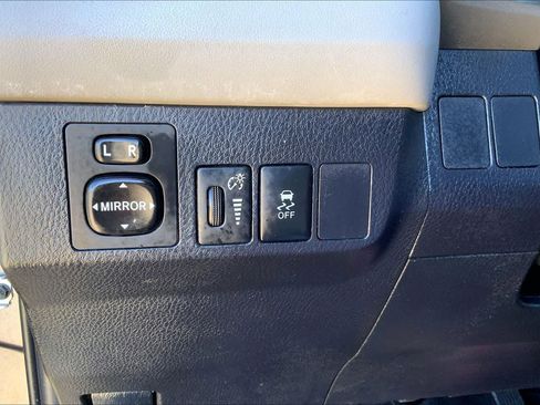 Used 2015 Toyota RAV4 LE image 29